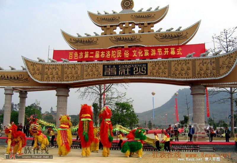 壯族圣山敢壯山山門,涌滿了來來往往的朝圣人流